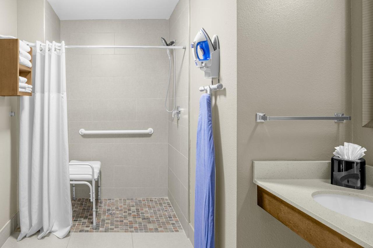 Queen Studio Suite - Mobility Access Roll in Shower/Non-Smoking