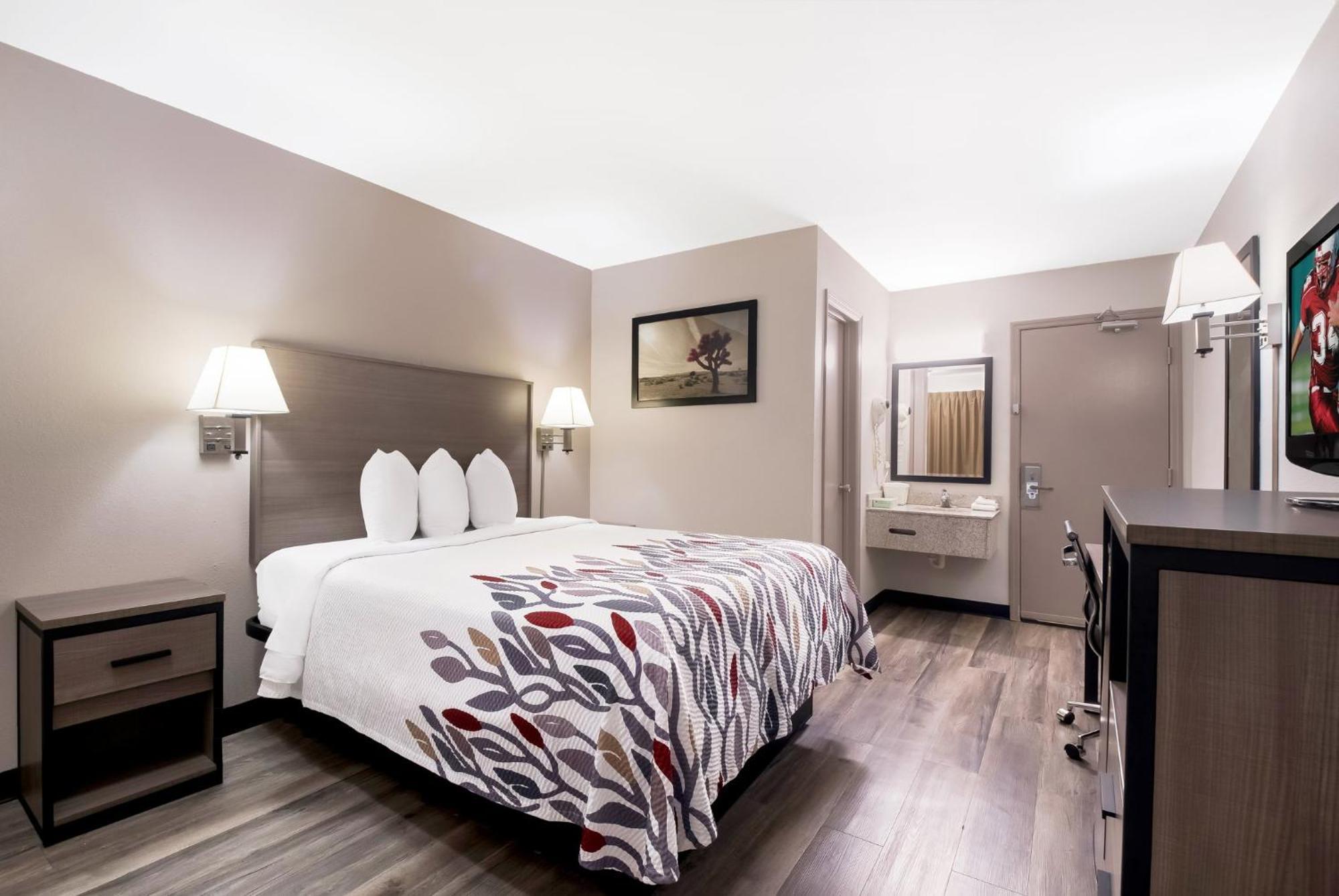 Deluxe Room One Queen Bed Small Room Upper Floor Smoke,1705731414:JPEG