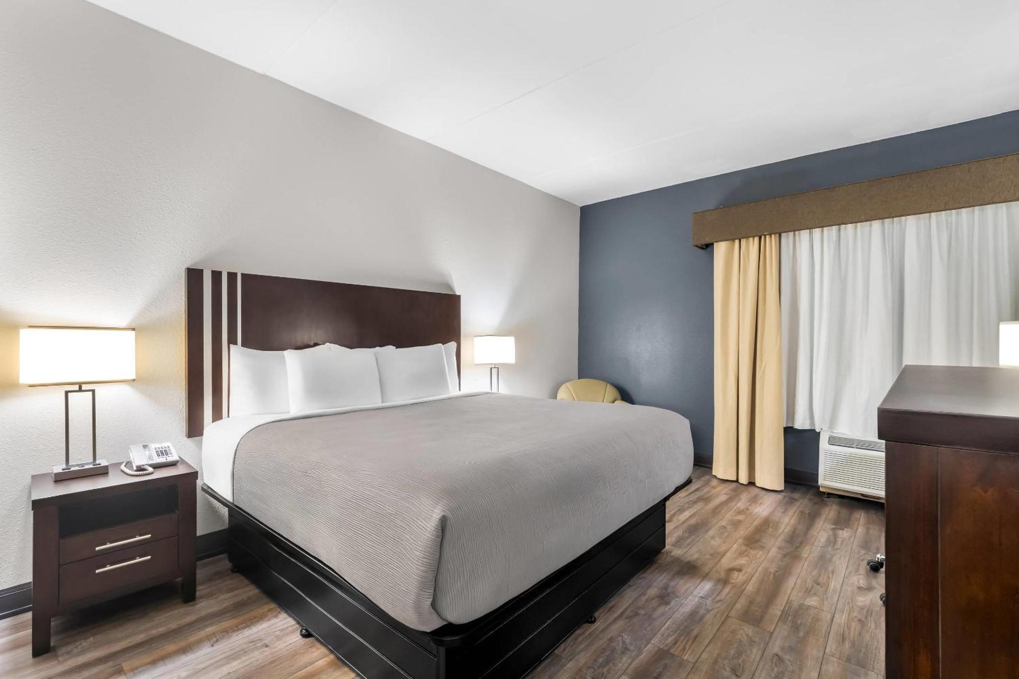 King Room Tub Disability Access or Non Smoking or Interior Corridor,1722926028:JPEG