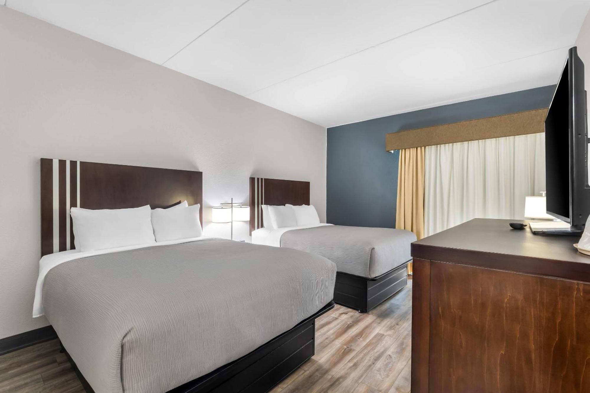 Quadruple Room Two Queen Beds Non Smoking or Interior Corridor,1722926215:JPEG